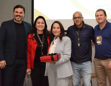 Participação ativa com recomendações, indicações e movimento nas conexões